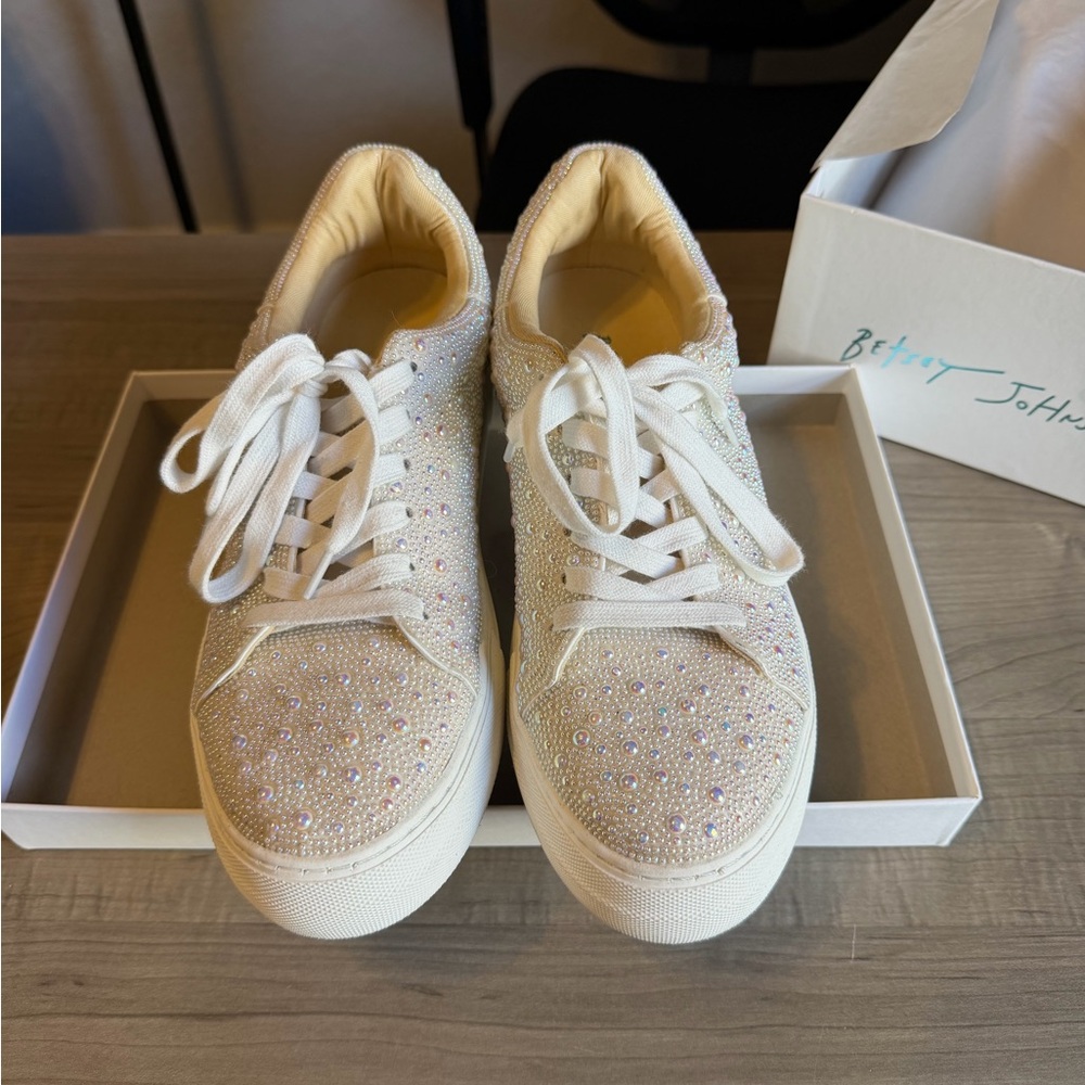 Betsey Johnson Women's Sidny Sneaker Pearl Size 10